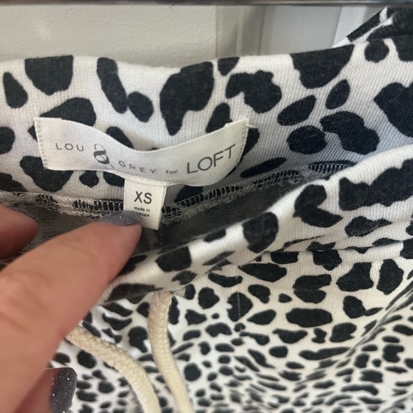 Lou and Grey White Leopard Lounge Set - Picture 4 of 7